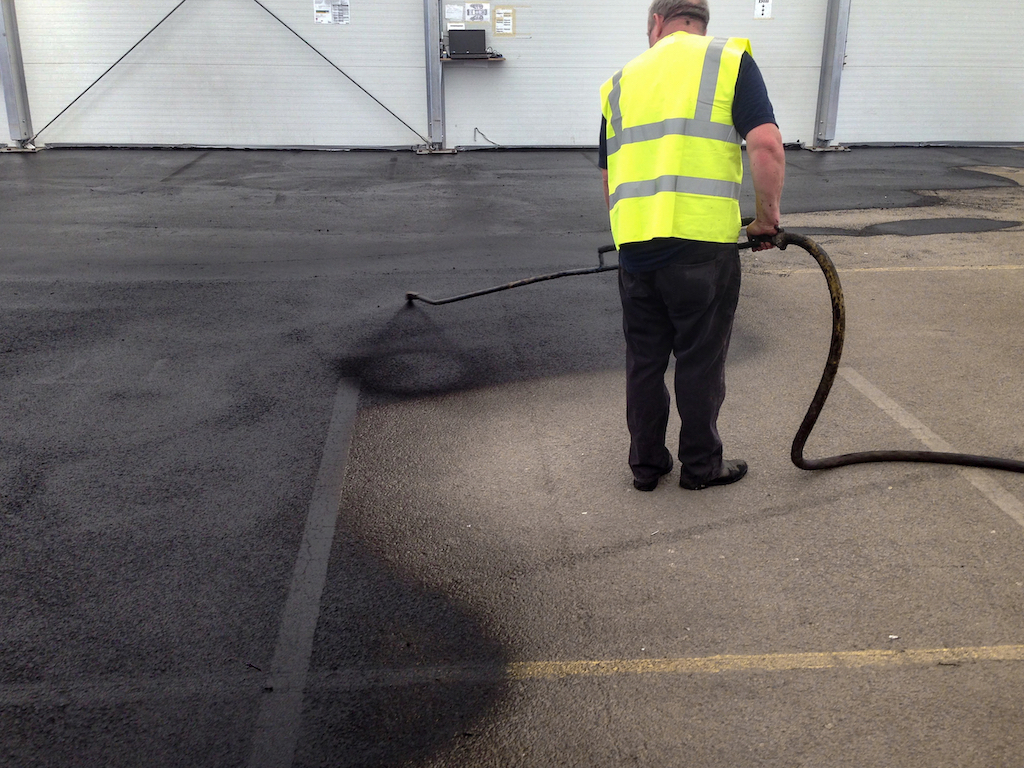 What Factors Determine The Cost of Asphalt Sealcoating in Springfield?  